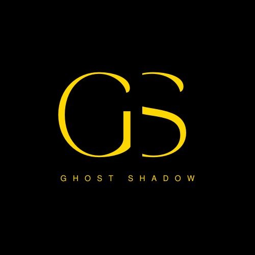 Żółte litery 'GS' z nazwą 'GHOST SHADOW' poniżej na czarnym tle. Minimalistyczny projekt znaku firmowego.