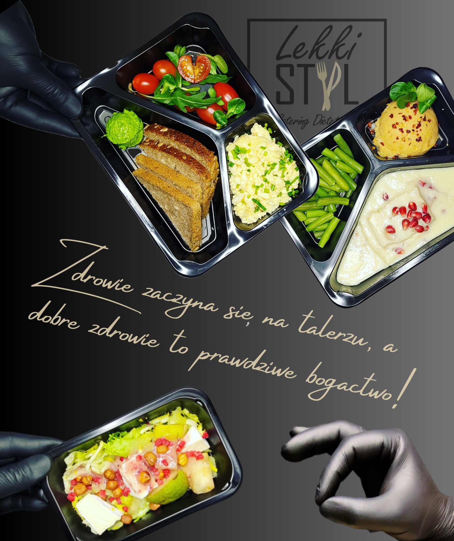 Zestaw posiłków w czarnych pojemnikach cateringowych, trzymanych w dłoniach w czarnych rękawiczkach, zawierający sałatkę z serem camembert i gruszką, pieczywo razowe, jajecznicę ze szczypiorkiem...