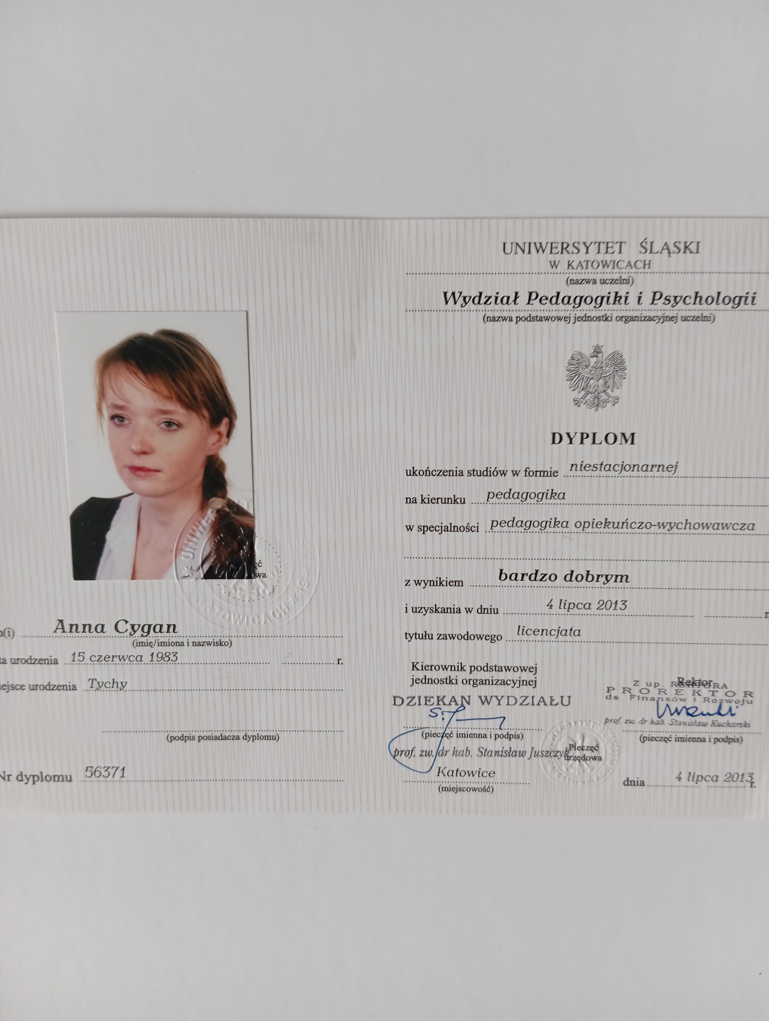 Skan dyplomu ukończenia studiów na kierunku pedagogika, wydany przez Uniwersytet Śląski w Katowicach, z dołączonym zdjęciem absolwentki.