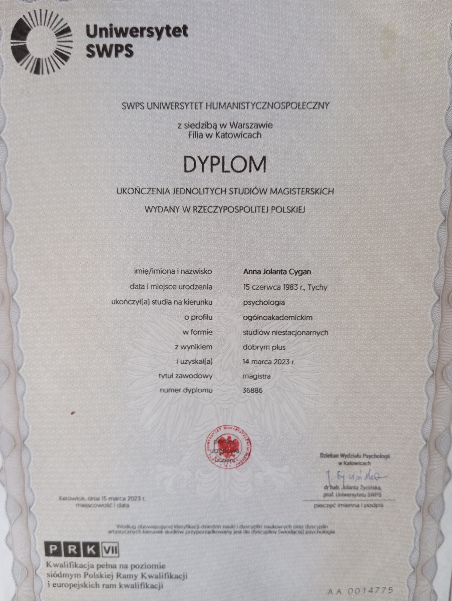 Skan dyplomu ukończenia studiów magisterskich na kierunku psychologia, wydany przez Uniwersytet SWPS, z danymi absolwentki Anny Jolanty Cygan i podpisem Dziekana Wydziału Psychologii w Katowicach...