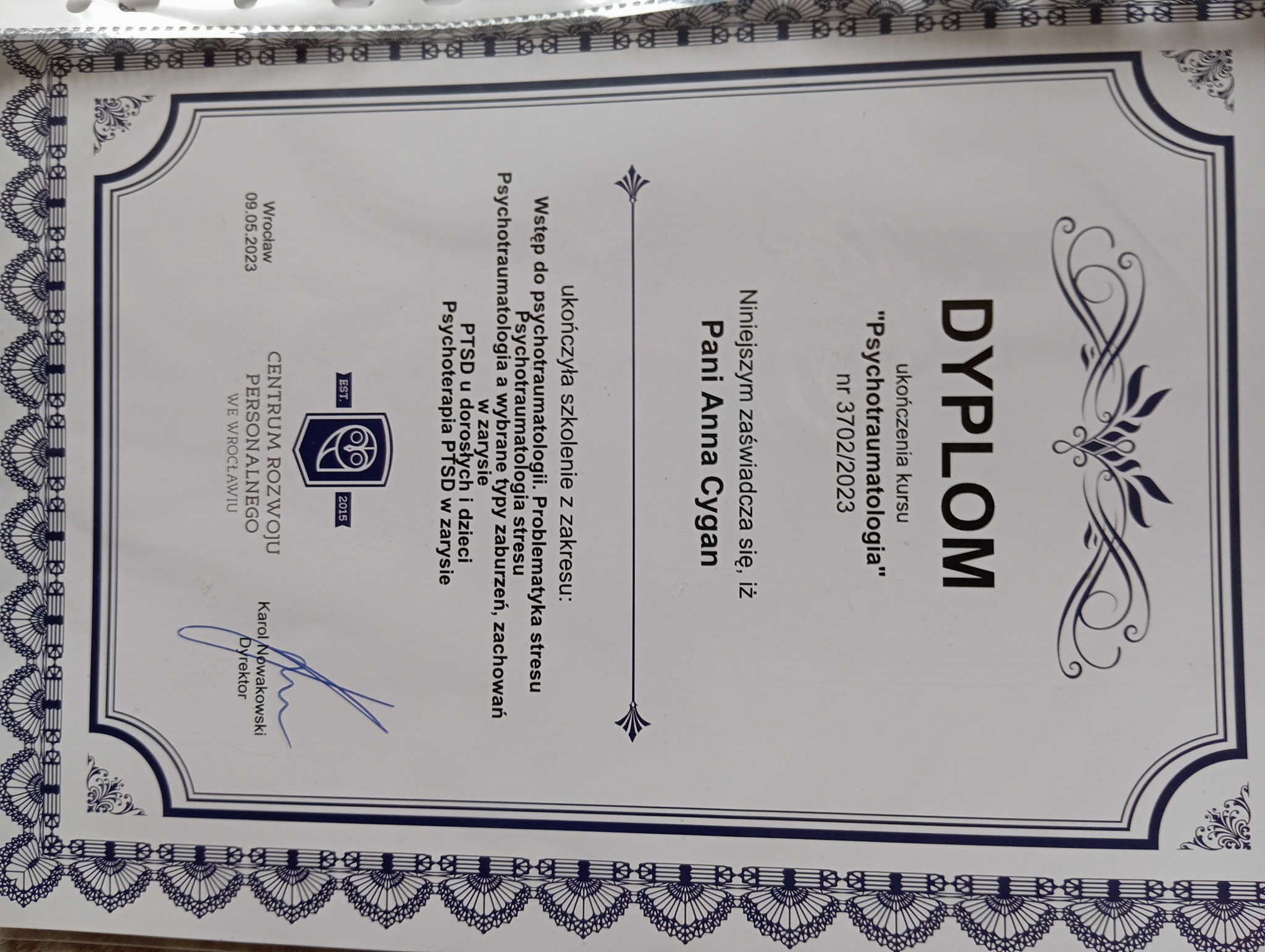 Dyplom ukończenia kursu 'Psychotraumatologia' dla Pani Anny Cygan, wydany przez Centrum Rozwoju Personalnego we Wrocławiu, datowany na 09.05.2023. Dokument zawiera informacje o ukończonym szkoleniu...