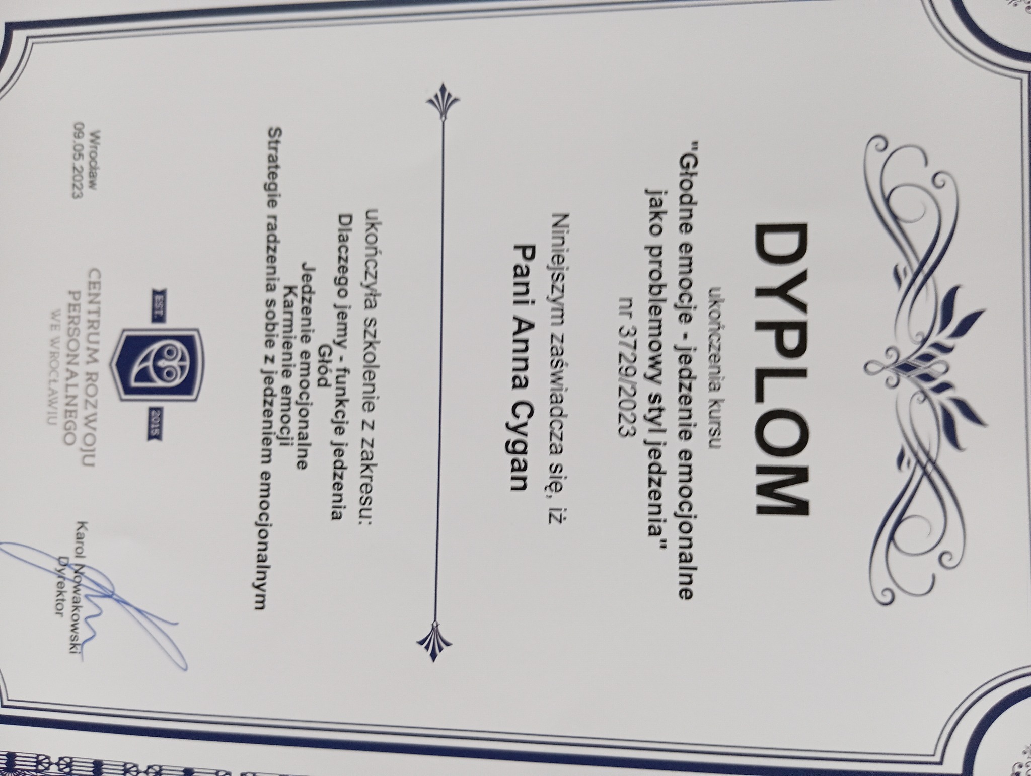 Dyplom ukończenia kursu 'Głodne emocje - jedzenie emocjonalne jako problemowy styl jedzenia' dla Pani Anny Cygan, wydany przez Centrum Rozwoju Personalnego we Wrocławiu.