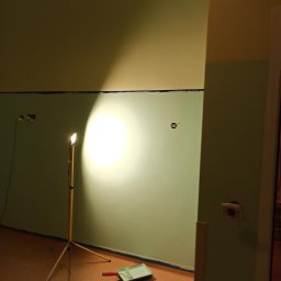 Remont korytarza.Malowanie lamperii korytarz, częściowo natryskowo część wałkiem 