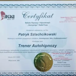 Certyfikat ukończenia szkolenia z autohipnozy wydany przez Szkołę Hipnozy i Hipnoterapii Sempergo Rafał Foss dla Patryka Szlachcikowskiego, potwierdzający uzyskanie tytułu Trenera Autohipnozy...