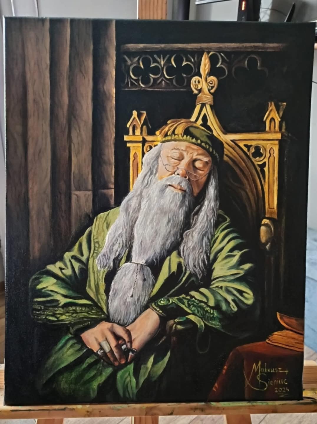 Obraz olejny przedstawiający śpiącego Albusa Dumbledore'a w zielonej szacie, siedzącego na złotym tronie. Widoczny podpis autora w prawym dolnym rogu.