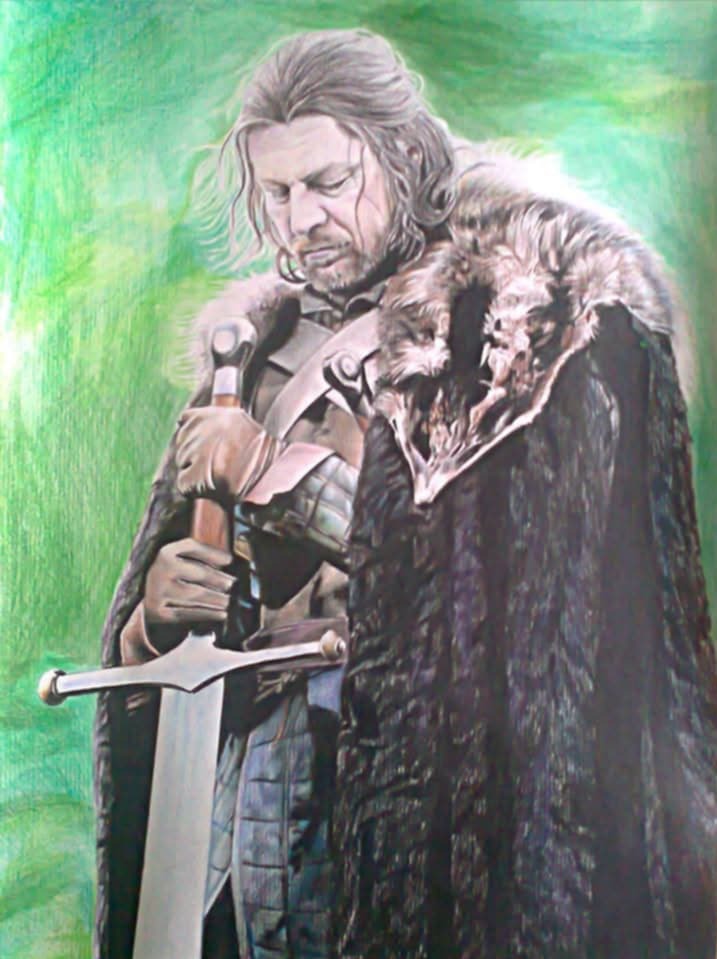 Ręcznie rysowany portret mężczyzny z brodą, w futrzanym płaszczu i z mieczem na tle zielonego tła. Praca wykonana kredkami.