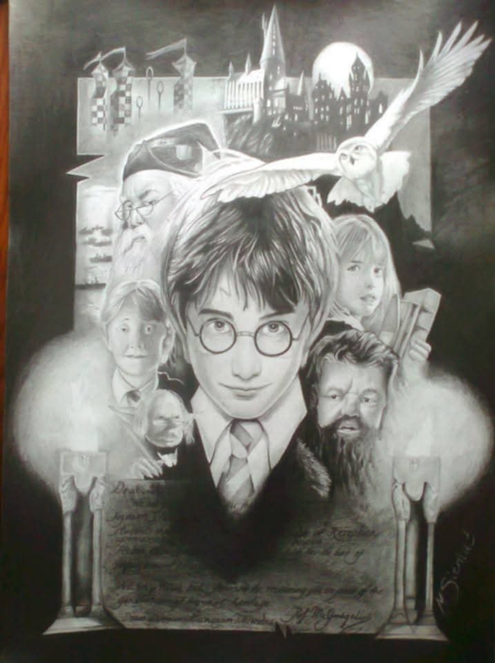 Ręcznie rysowany portret grafitowy przedstawiający postacie z serii Harry Potter, z Hogwartem w tle i podpisem autora w prawym dolnym rogu.