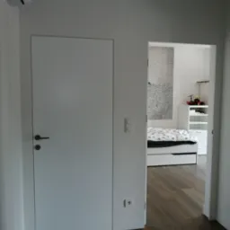 Białe drzwi bezfelcowe z niewidoczną aluminiową ościeżnicą , drzwi rewersyjne