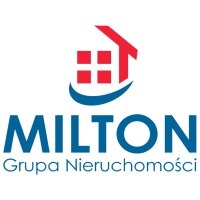 Logo firmy Milton Grupa Nieruchomości z symbolem domu w czerwono-białej kolorystyce nad nazwą firmy.