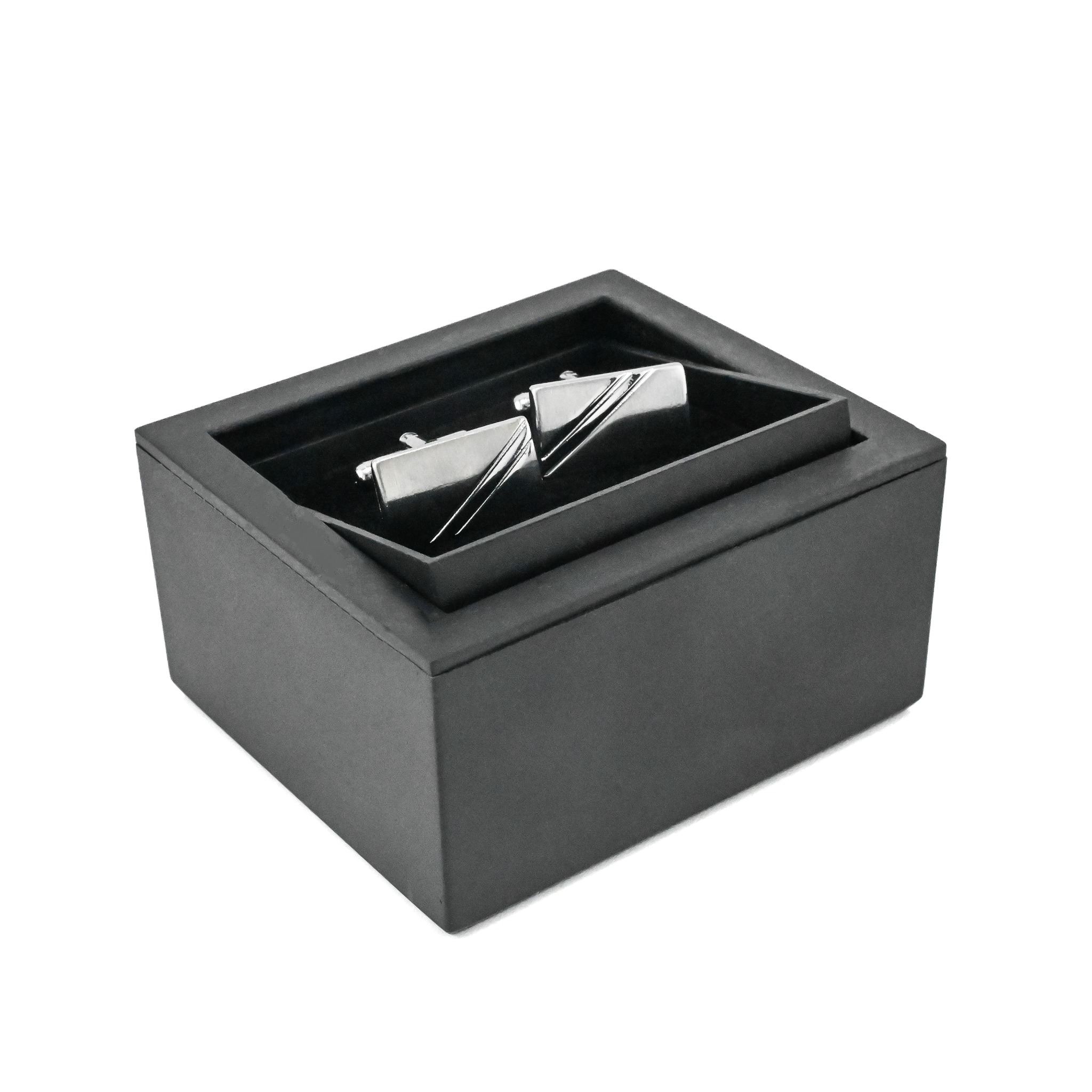 Para srebrnych, geometrycznych spinek do mankietów w czarnym, wyściełanym pudełku, prezentowanych na białym tle.