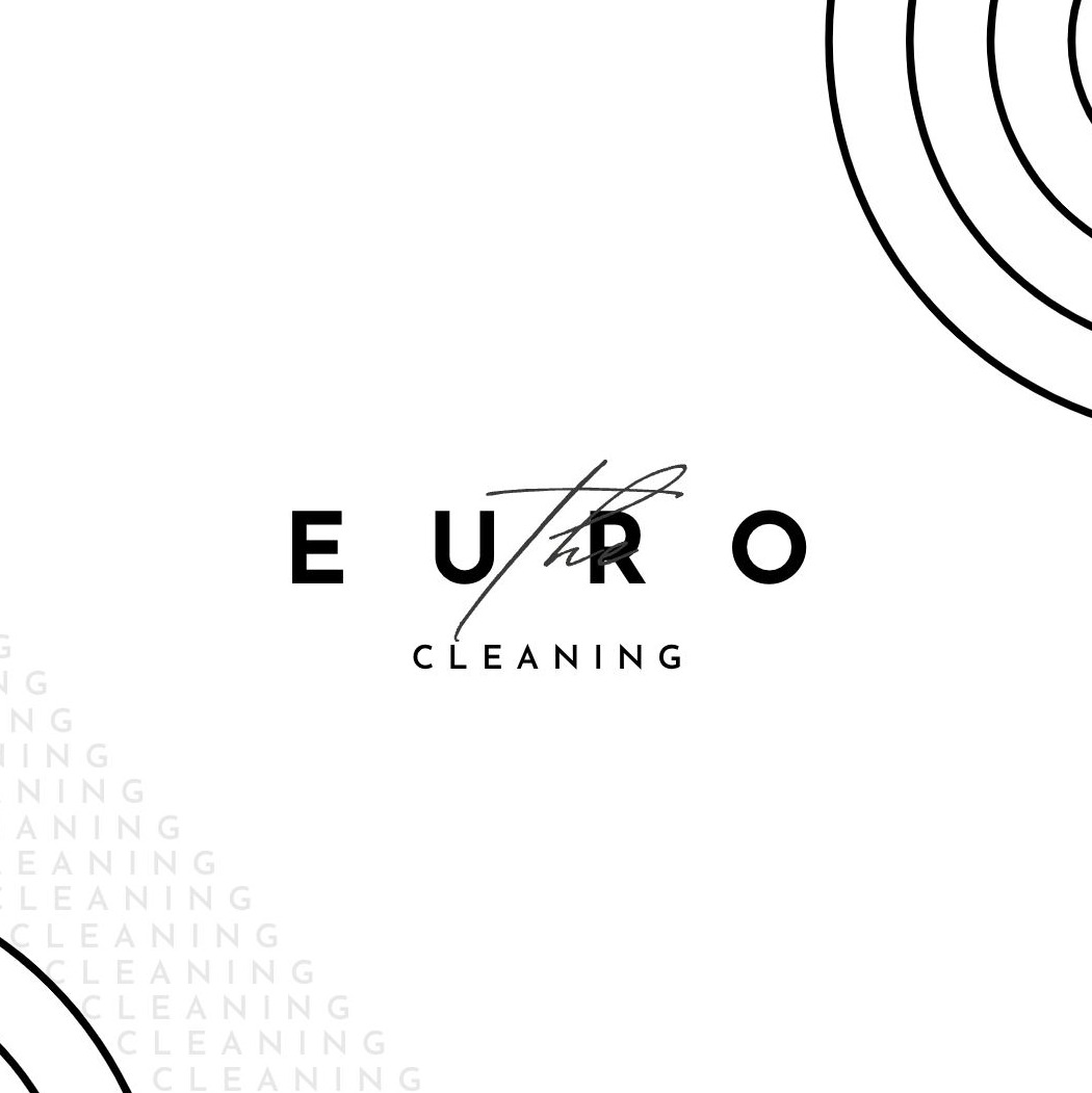 Logo firmy sprzątającej 'Euro Cleaning' z minimalistycznym designem na białym tle, z powtarzającym się napisem 'CLEANING' w tle.
