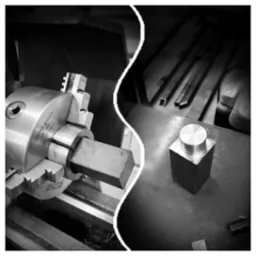 Czarno-białe zdjęcie tokarki z zamocowanym metalowym elementem w uchwycie, obok gotowy element z metalu, w tle widoczne metalowe profile.