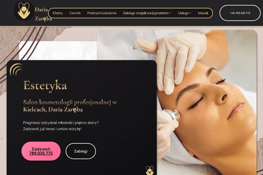 Fragment strony internetowej salonu kosmetycznego z widoczną twarzą kobiety poddawanej zabiegowi kosmetycznemu, wykonywanemu przez osobę w rękawiczkach.