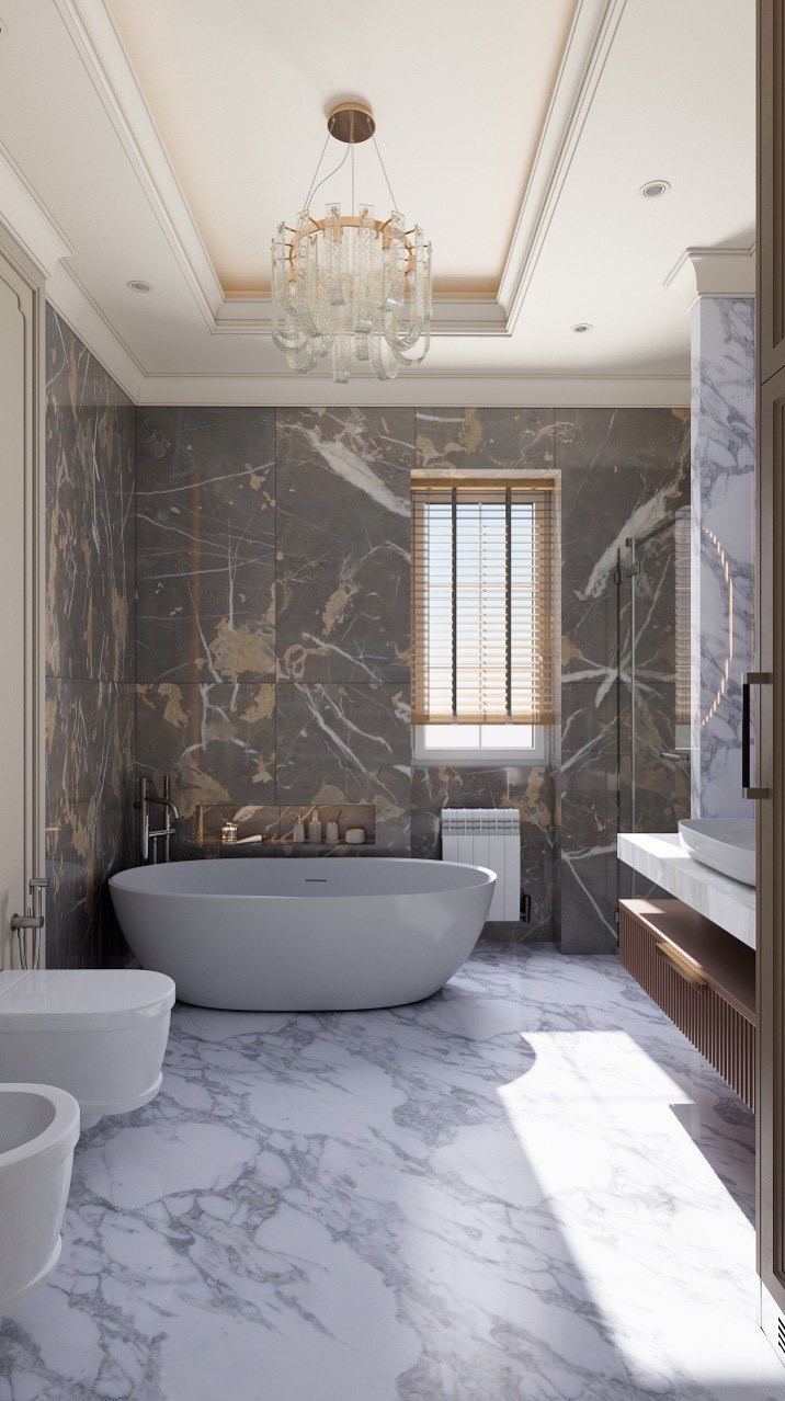 Elegancka łazienka z marmurowymi płytkami, wolnostojącą wanną i designerskim żyrandolem. Okno z drewnianymi żaluzjami wpuszcza naturalne światło.