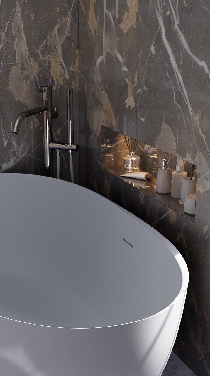 Nowoczesna łazienka z wolnostojącą wanną i marmurową ścianą z wnęką na kosmetyki. Chromowana bateria wannowa. Minimalistyczny design.