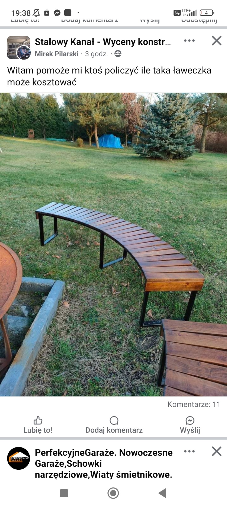 Zakrzywiona ławka parkowa z drewnianym siedziskiem i metalowymi nogami, ustawiona na trawniku w ogrodzie, z widocznym fragmentem betonowego obrzeża i zarysem namiotu w tle.