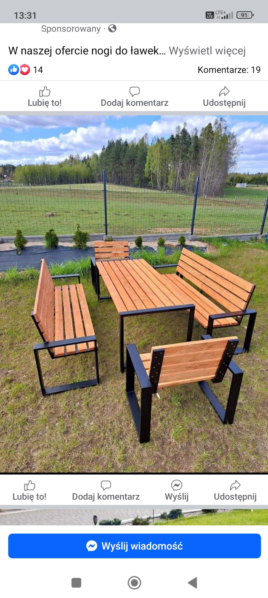 Zestaw mebli ogrodowych: stół z drewnianym blatem i czarnymi metalowymi nogami oraz cztery ławki z drewnianymi siedziskami i oparciami, również na czarnych metalowych konstrukcjach, ustawiony...