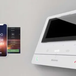 Nowoczesny wideodomofon Bticino z dotykowym ekranem i aplikacją mobilną do zdalnego sterowania dostępem.