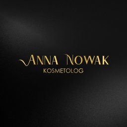 Patrycja Rybak - Eleganckie złote logo na czarnym tle: Anna Nowak, Kosmetolog, z delikatnym zawijasem przy imieniu.