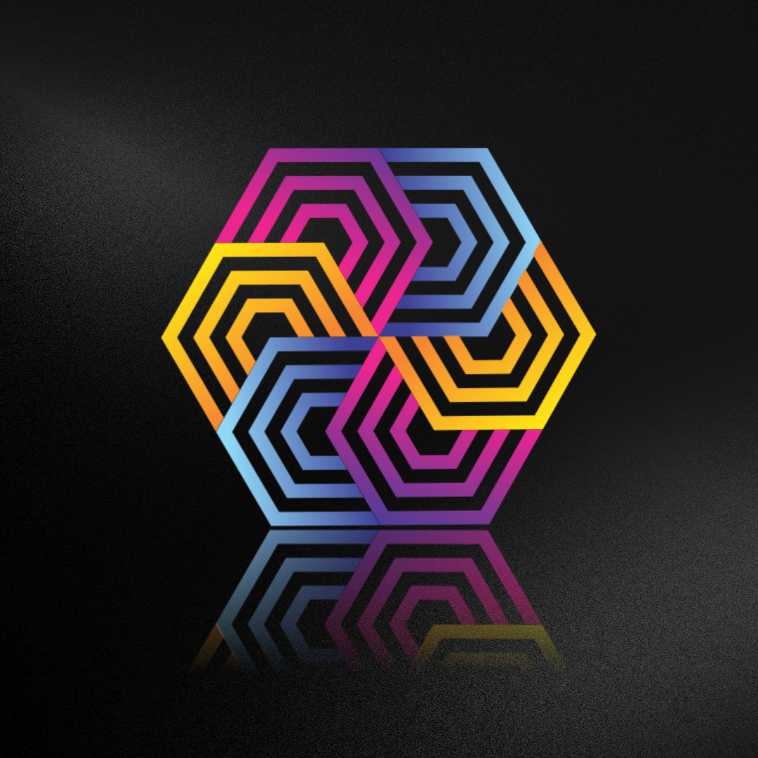 Abstrakcyjne logo złożone z kolorowych, obrysowanych sześciokątów z efektem odbicia na czarnym tle.