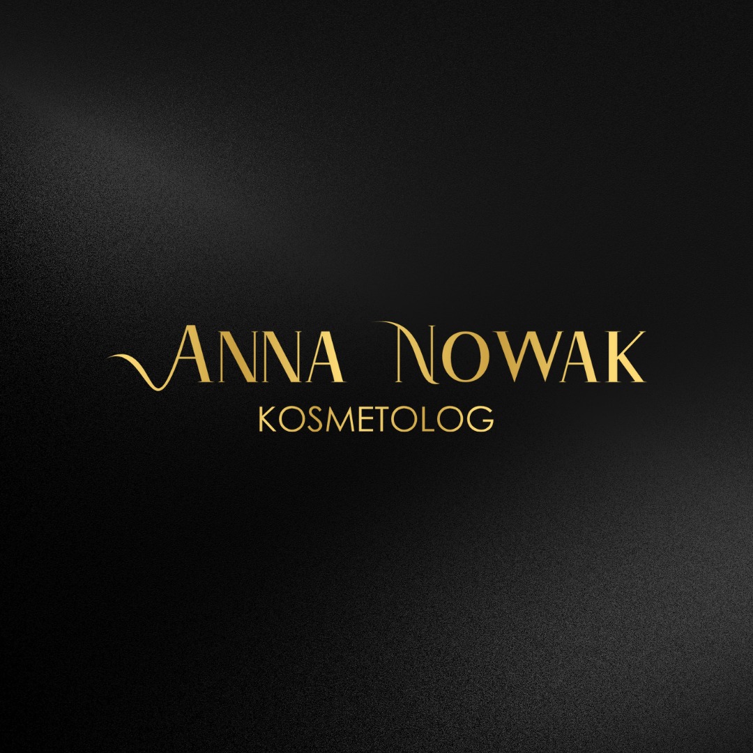 Eleganckie złote logo na czarnym tle: Anna Nowak, Kosmetolog, z delikatnym zawijasem przy imieniu.