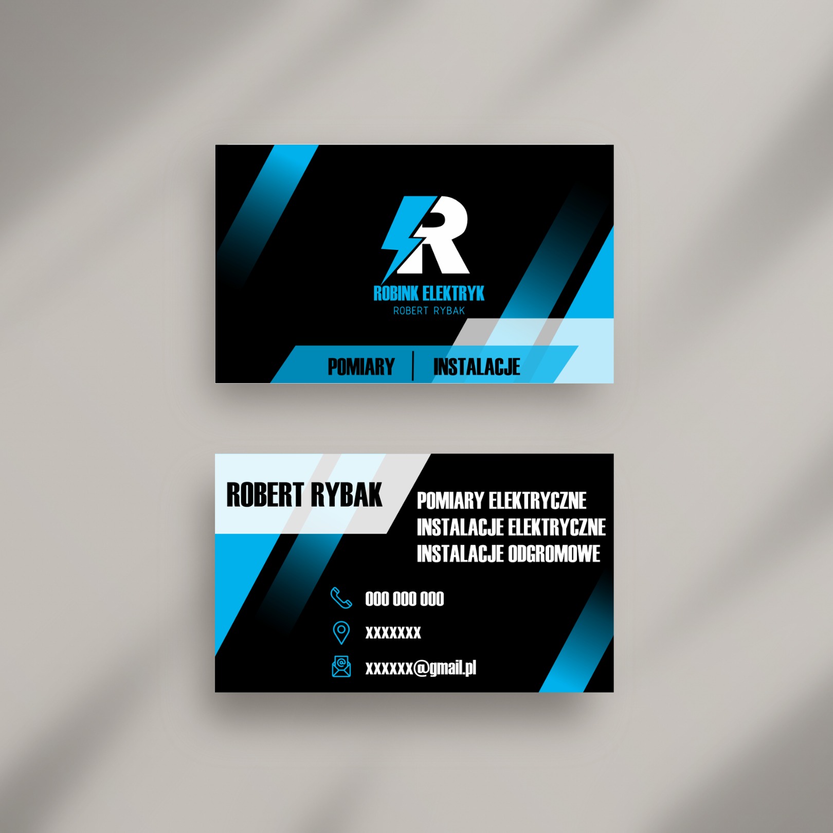 Dwie wizytówki firmy elektrycznej z logo błyskawicy w kolorach czarnym i niebieskim, prezentujące dane kontaktowe i zakres usług: pomiary, instalacje elektryczne i odgromowe.