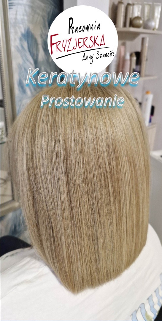 Blond włosy po keratynowym prostowaniu, widok z tyłu, gładkie pasma, krótka fryzura bob, logo salonu w tle, półki z kosmetykami.