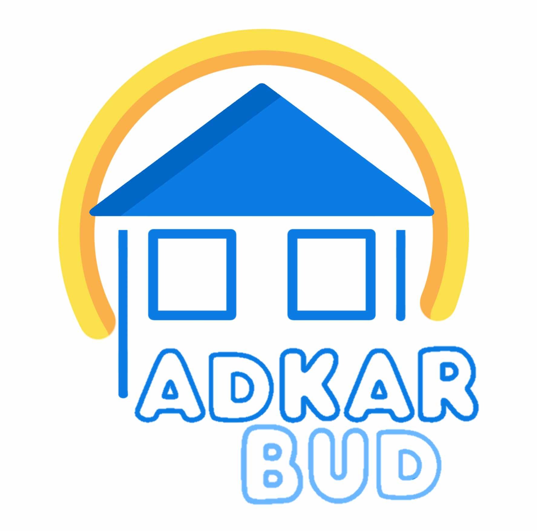 Ilustracja logo firmy budowlanej Adkar Bud z niebieskim domem i żółtym łukiem na białym tle.