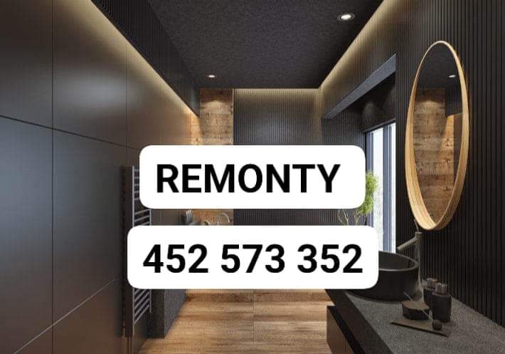 Nowoczesna łazienka w ciemnej tonacji z drewnianymi akcentami: czarne ściany z pionowymi panelami, lustro w drewnianej ramie, kamienna umywalka i podłoga z płytek imitujących drewno.