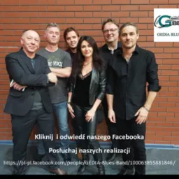 Zespół muzyczny Gedia Blues Band pozuje do zdjęcia na tle ceglanej ściany, widoczne logo zespołu w prawym górnym rogu.