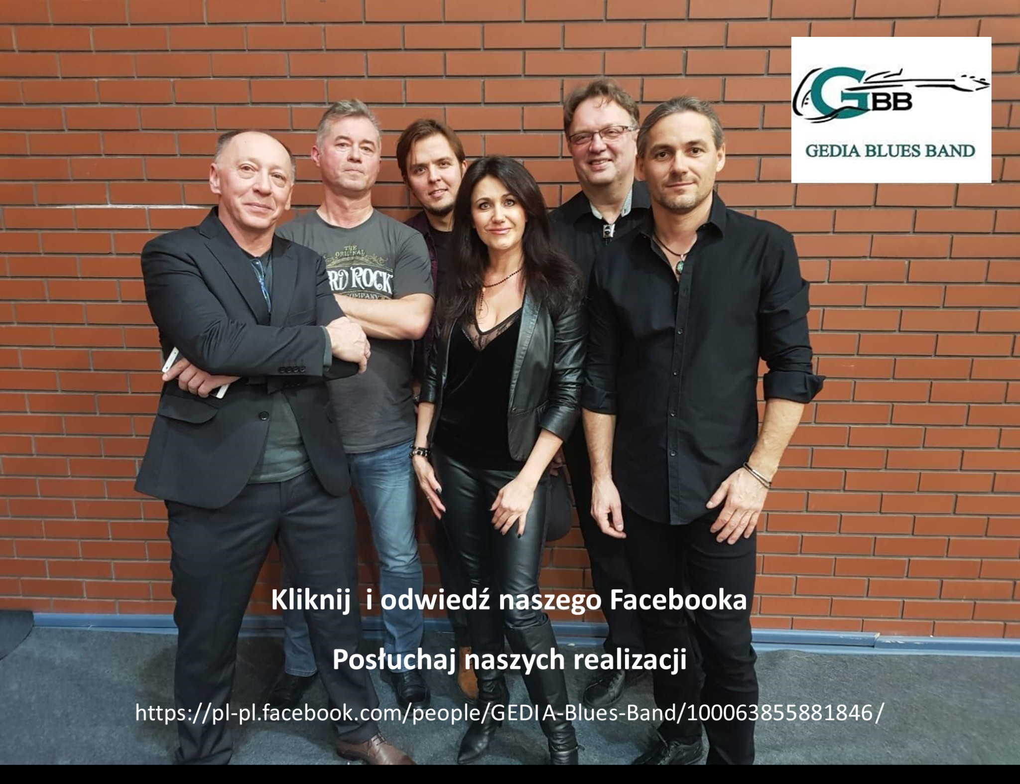 Zespół muzyczny Gedia Blues Band pozuje do zdjęcia na tle ceglanej ściany, widoczne logo zespołu w prawym górnym rogu.