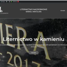 Strona internetowa firmy specjalizującej się w liternictwie nagrobkowym z nagłówkiem przedstawiającym napis na kamieniu z datami 1939 i 2017.