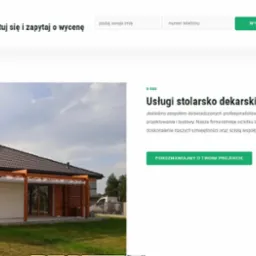 Nowoczesny dom jednorodzinny z drewnianą pergolą i żaluzjami, widok z zewnątrz, zielony trawnik, błękitne niebo.