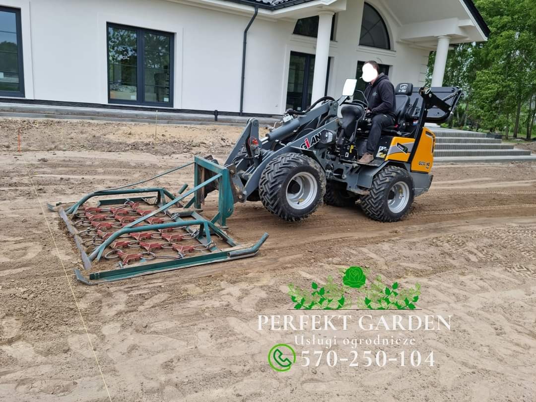 Kompaktowa ładowarka Giant G1200 HD z broną wahadłową wyrównuje teren pod przyszły trawnik przed nowoczesnym domem z białymi kolumnami.