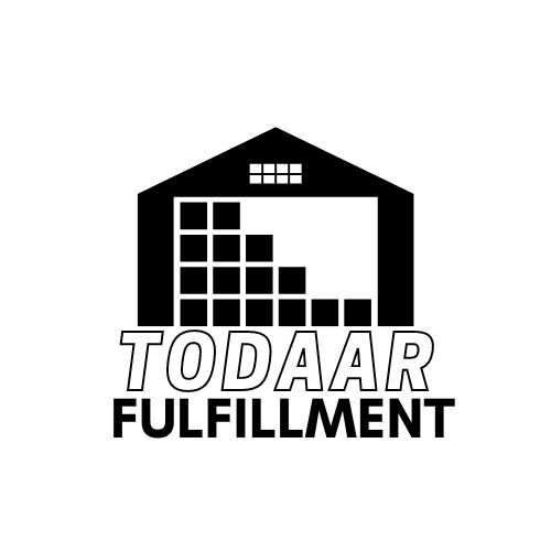 Czarno-białe logo firmy TODAAR Fulfillment przedstawiające schematyczny magazyn z ubywającymi paczkami.