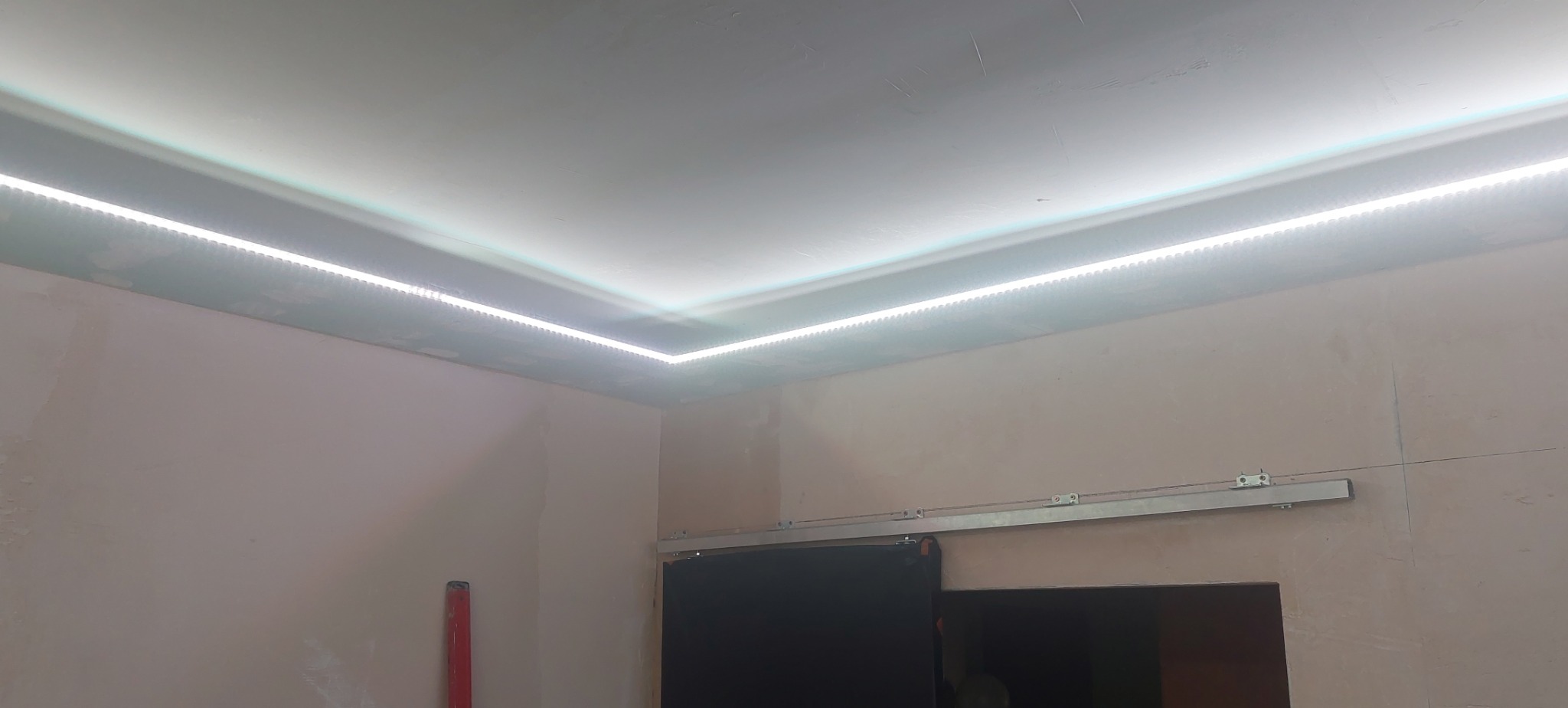 Zabudowa 'Cokół' GK podświetlona krawędź RGB w listwach alu.