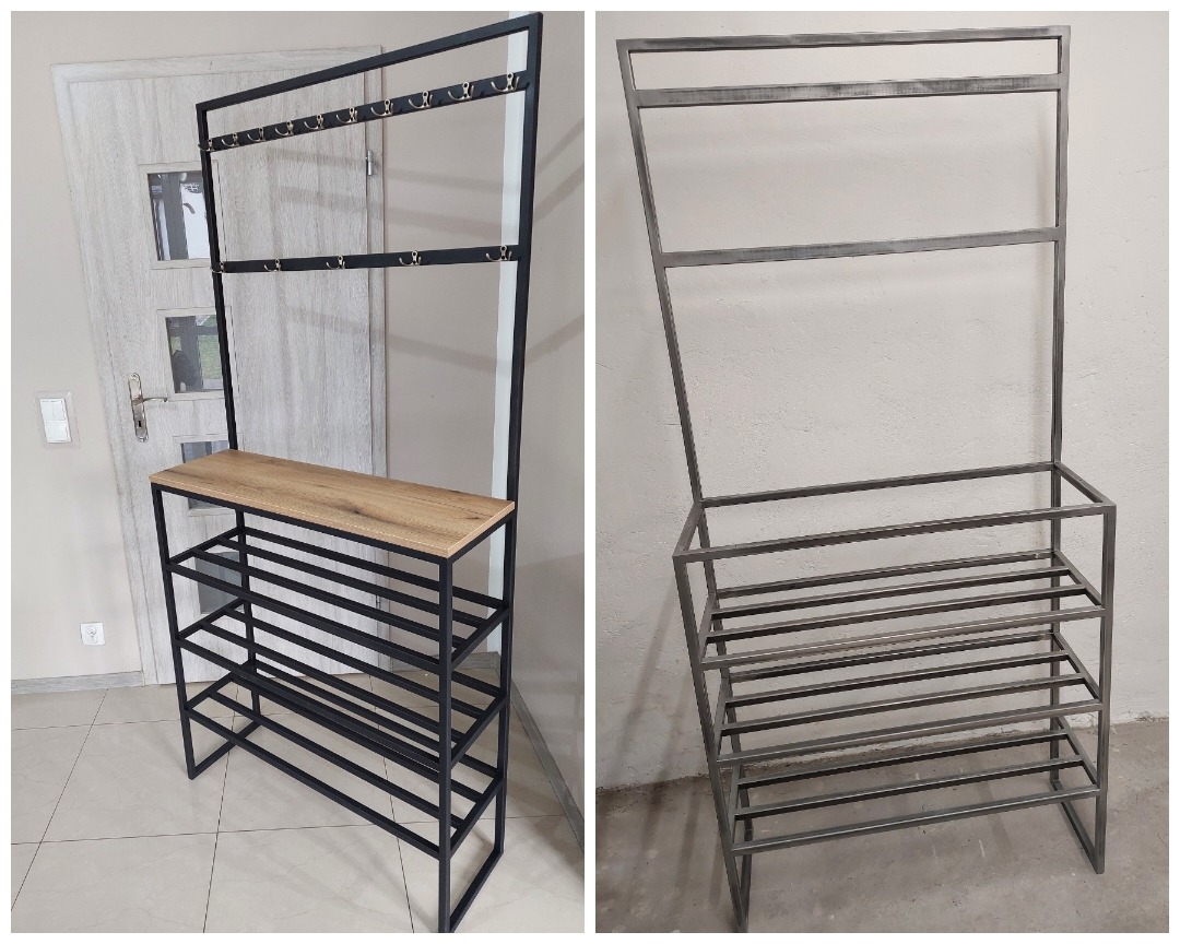 Metalowy regał na buty z wieszakami, po lewej stronie pomalowany na czarno, z drewnianym blatem, po prawej stronie surowy metal o szarym odcieniu, konstrukcja spawana.