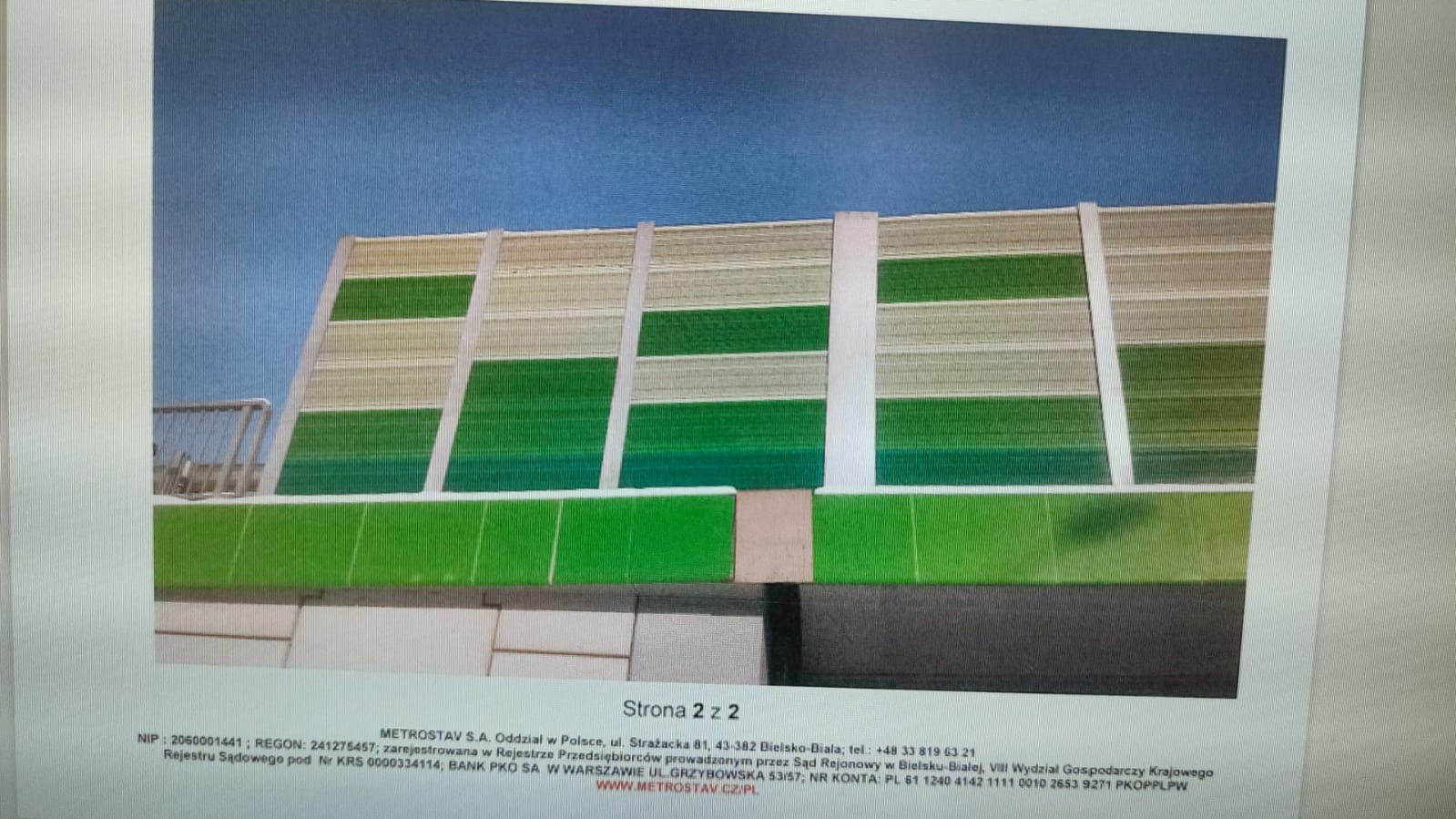 Zdjęcie ekranu komputera przedstawiające fragment dokumentu z danymi firmy METROSTAV S.A. oraz fragment konstrukcji ekranów akustycznych w odcieniach zieleni i beżu, widzianych z zewnątrz.