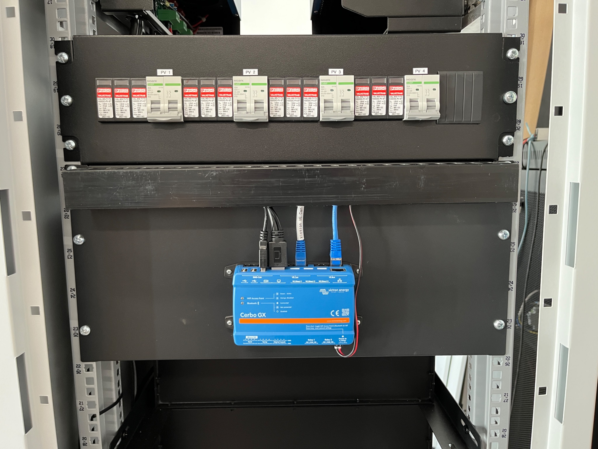 Rozdzielnica elektryczna z zabezpieczeniami przepięciowymi VALVETRAB i modułem Victron Energy Cerbo GX z podłączonymi przewodami.