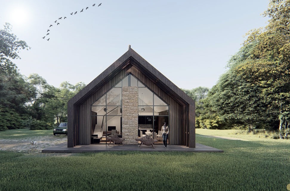 Wizualizacja nowoczesnego domu z ciemnego drewna z dużym przeszkleniem i kamiennym kominem, otoczonego zielenią, z osobą stojącą na tarasie i stadem ptaków na niebie.