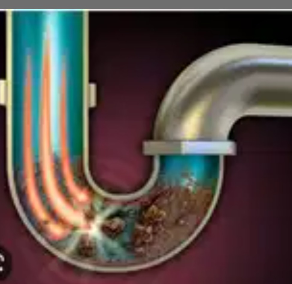 Animacja udrożnionej rury z efektem przepływającej wody, ilustrująca proces czyszczenia z zanieczyszczeń.
