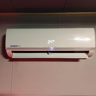 Biały klimatyzator Kaisai Eco zamontowany na ścianie, wyświetlający temperaturę 24 stopnie Celsjusza.