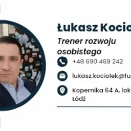 Wizytówka trenera rozwoju osobistego Łukasza Kociołka z jego zdjęciem, numerem telefonu, adresem e-mail i adresem biura w Łodzi.