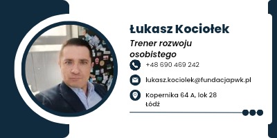 Wizytówka trenera rozwoju osobistego Łukasza Kociołka z jego zdjęciem, numerem telefonu, adresem e-mail i adresem biura w Łodzi.