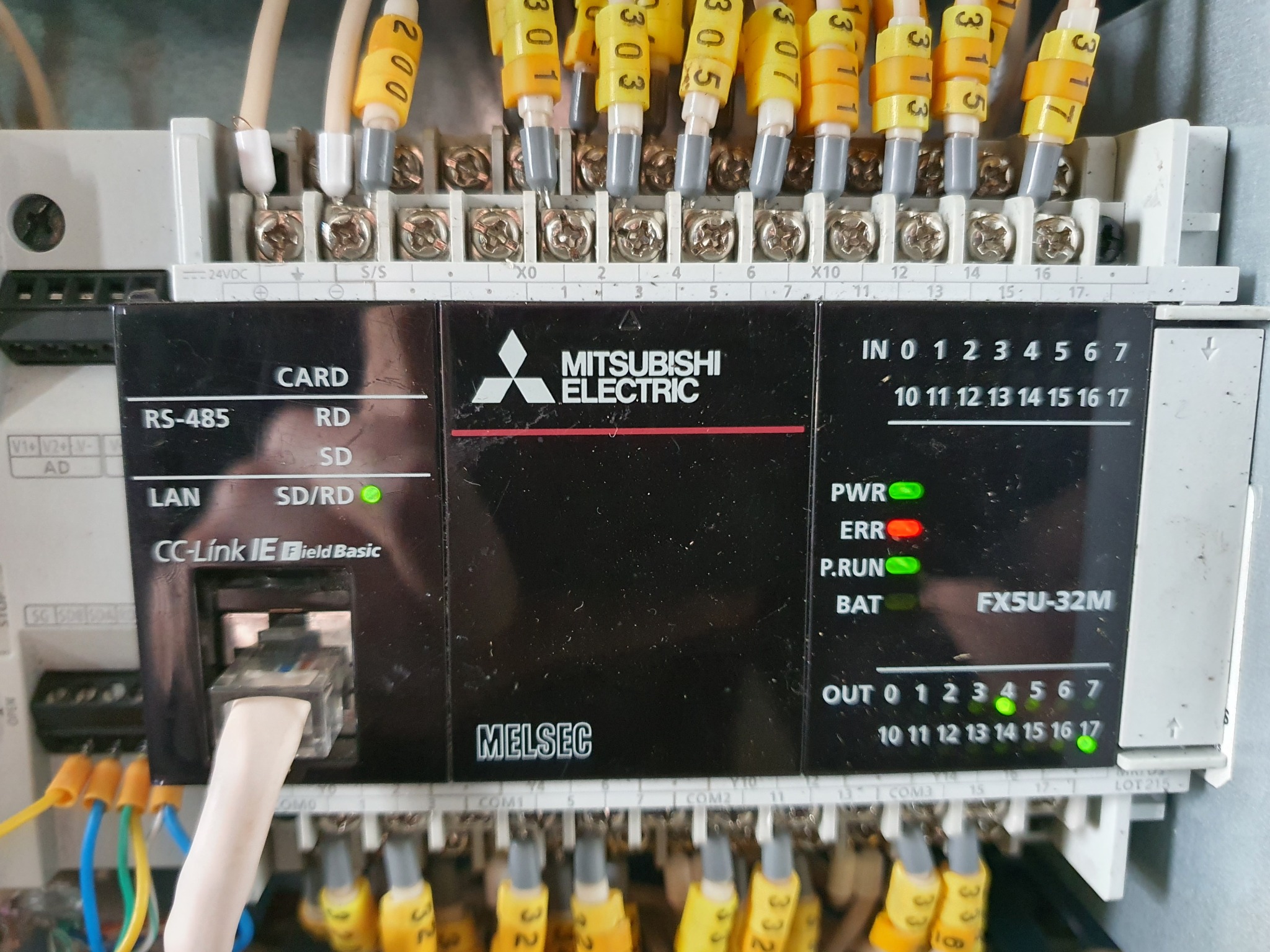 Sterownik PLC Mitsubishi Electric MELSEC FX5U-32M z podłączonymi przewodami i wpiętym kablem sieciowym, instalacja automatyki przemysłowej w Białymstoku.