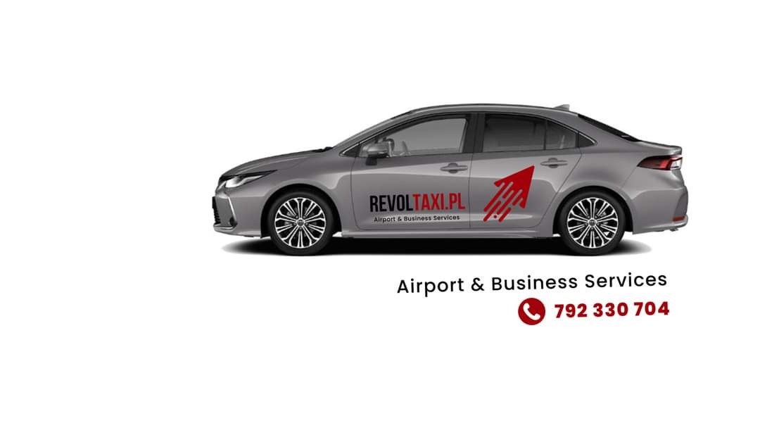 Szary samochód osobowy z logo REVOLTTAXI.PL i numerem telefonu, przeznaczony do transportu na lotnisko i obsługi biznesowej.