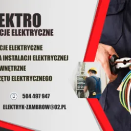 Elektryk w kombinezonie przycina przewód elektryczny kombinerkami, z widocznym fragmentem instalacji elektrycznej w tle.