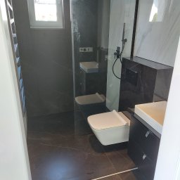 Wykonanie łazienki z dużego formatu płytek.