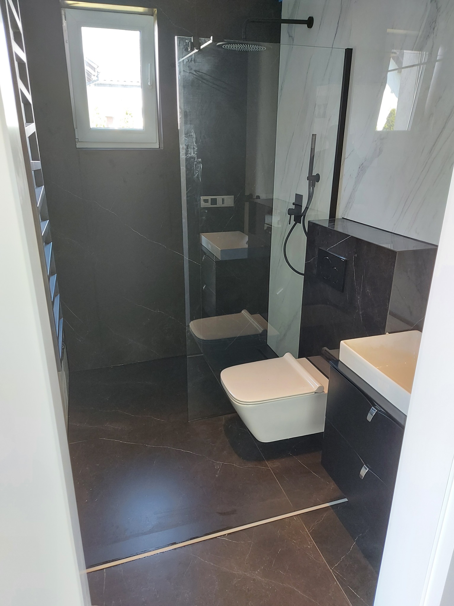 Wykonanie łazienki z dużego formatu płytek.