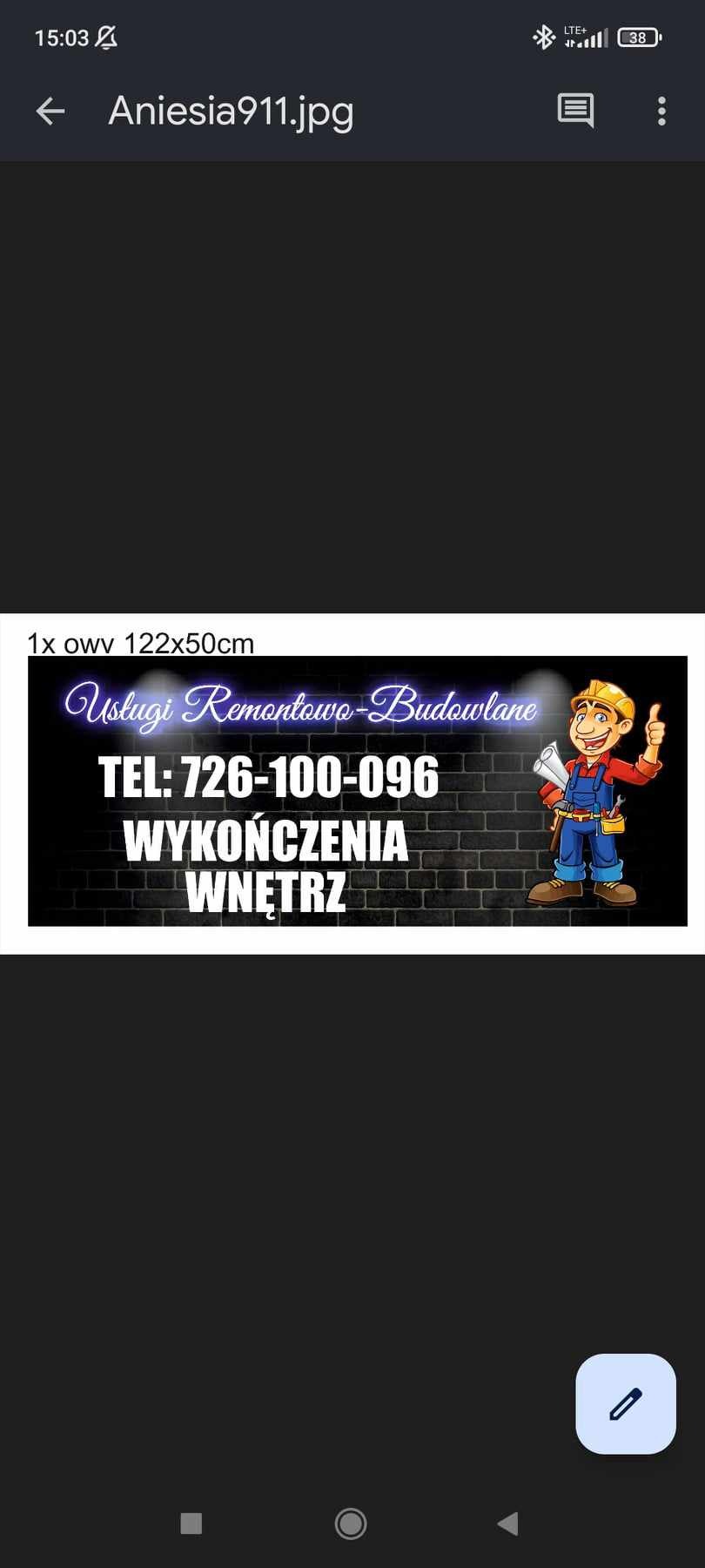 Reklama usług remontowo-budowlanych z neonowym napisem i numerem telefonu na tle ściany z cegieł oraz animowaną postacią robotnika trzymającego plan.